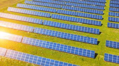 Güneş enerjisi santrali hava görünümünü. Güneş çiftliğini sistem yukarıdan. Karayolu yanındaki büyük fotovoltaik güç istasyonu. Ekolojik yenilenebilir enerji kaynağı.