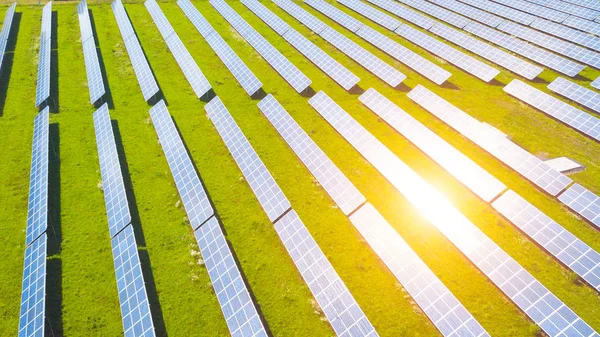 Güneş enerjisi santrali hava görünümünü. Güneş çiftliğini sistem yukarıdan. Karayolu yanındaki büyük fotovoltaik güç istasyonu. Ekolojik yenilenebilir enerji kaynağı.