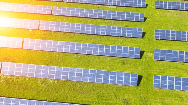 Güneş Enerjisi Santrali Hava Görünümünü Güneş Çiftliğini Sistem Yukarıdan Karayolu — Stok fotoğraf