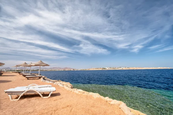 Een Rij Van Ligstoelen Handdoeken Een Beach Resort — Stockfoto