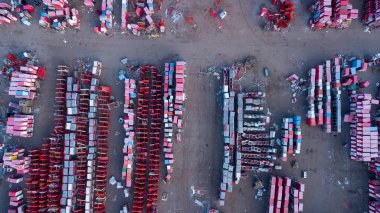 Kiev, Ukrayna - 02 Nisan 2018: Çöp döküm aerail view.old kaplar coca cola