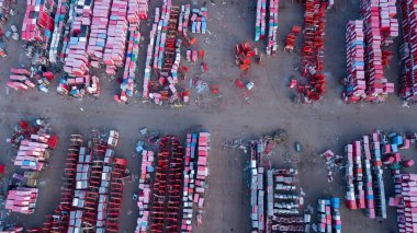 Kiev, Ukrayna - 02 Nisan 2018: Çöp döküm aerail view.old kaplar coca cola