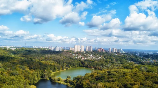 Hava kenti. Sonbahar yaprakları alanları ve orman etrafında gösterisi