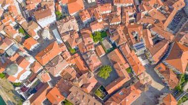 Kırmızı kiremitli çatıları eski Kotor şehir ve Kotor Körfezi panoramik havadan görünümü