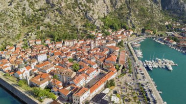 Kırmızı kiremitli çatıları eski Kotor şehir ve Kotor Körfezi panoramik havadan görünümü