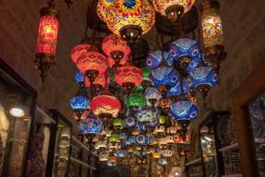 küçük bir dükkan içinde geleneksel Türk fenerler