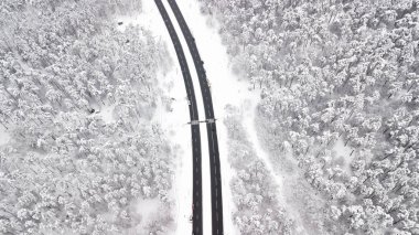 Havadan görünümü karla kaplı yol kış orman, tarafından geçen kamyon, Hareket Bulanıklığı