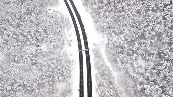 Havadan görünümü karla kaplı yol kış orman, tarafından geçen kamyon, Hareket Bulanıklığı