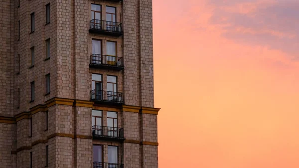 Viharzott és kiégett neon Hotel jel kigyulladt egy színes és drámai vörös és narancs ég naplementekor New Yorkban — Stock Fotó
