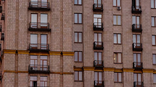 Vittrade och utbränd Neon Hotel Sign lyser upp mot en färgstark och dramatisk röd och orange himmel vid solnedgången i New York — Stockfoto