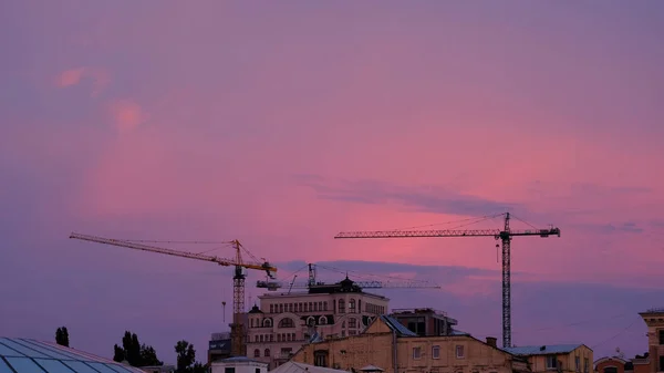 Crane and building construction site at sunset — Stock Photo, Image