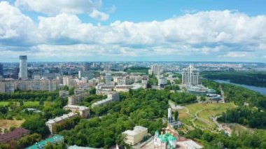 Cityscape hava. Ukrayna, Kiev. 4k sürüm.