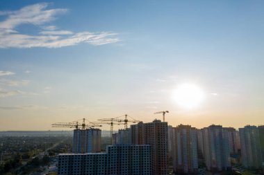 Gün batımı güzel kentsel inşaat sitesi siluetleri