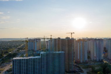 Gün batımı güzel kentsel inşaat sitesi siluetleri