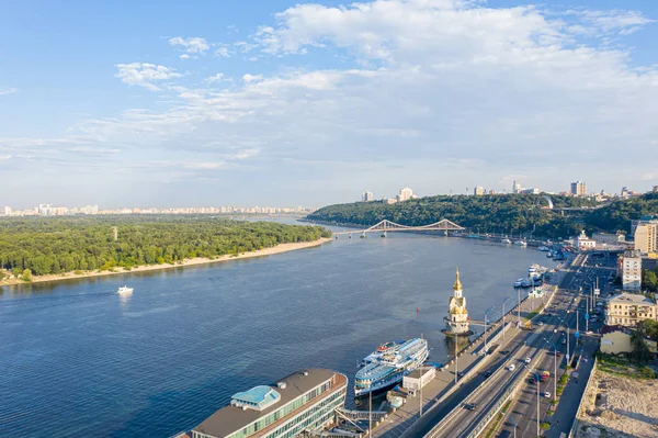 Nehir Dinyeper, Kiev tepeler ve yaya köprüsü, Ukrayna yakınlarındaki Kiev şehir havadan görünümü. Gece şehri, alacakaranlık, arka aydınlatma — Stok fotoğraf