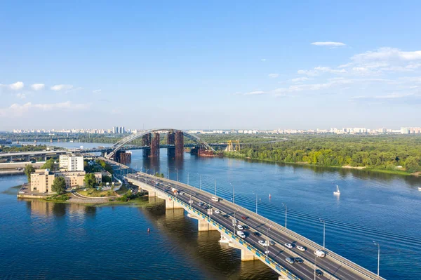 Nehir Dinyeper Kiev Tepeler Yaya Köprüsü Ukrayna Yakınlarındaki Kiev Şehir — Stok fotoğraf