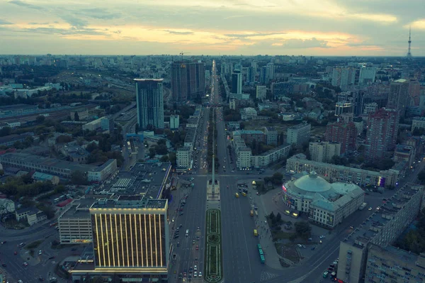 Gün batımından sonra. Alacakaranlık panoramik şehir manzarası. Havadan görünüm. Tipik modern yerleşim alanı. Kiev. Ukrayna. — Stok fotoğraf