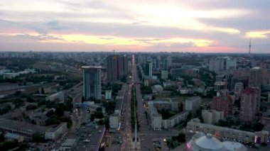Gün batımından sonra. Alacakaranlık panoramik şehir manzarası. Havadan görünüm. Tipik modern yerleşim alanı. Kiev. Ukrayna.