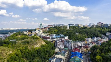 Yukarıdaki Saint Andrew Kilisesi ve Andreevska sokak havadan üst görünümü, günbatımı üzerinde Podol bölgesinin Cityscape, Kiev şehir silüeti (Kyiv), Ukrayna