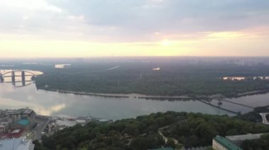 Güzel altın Kiev Ukrayna St Michael Altın Kubbeli Manastırı. Yukarıdan görüntüle. Hava video görüntüleri. Dnipro için peyzaj şehir görünümü