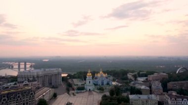 Güzel altın Kiev Ukrayna St Michael Altın Kubbeli Manastırı. Yukarıdan görüntüle. Hava video görüntüleri. Dnipro için peyzaj şehir görünümü