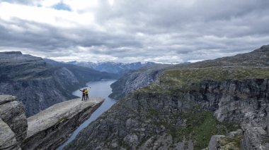 norveç'te trolltunga çift