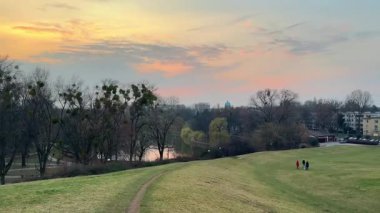 Parkta güzel bir gün batımı