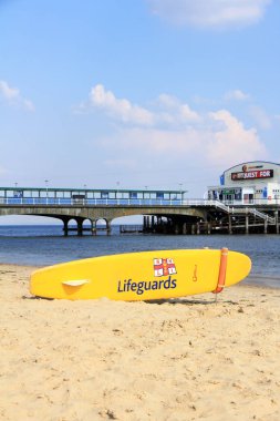 Prancha de salva-vidas, na praia de Bournemouth, Inglaterra