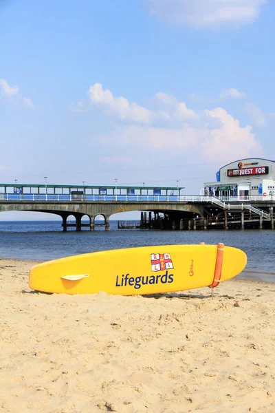 Prancha de salva-vidas, na praia de Bournemouth, Inglaterra