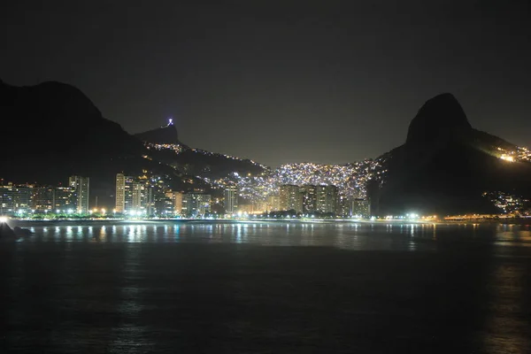 Vista noturna da praia de So Conrado, Cristo redentor e Morro dos Dois Irmos. Rio de Janeiro, Brezilya.