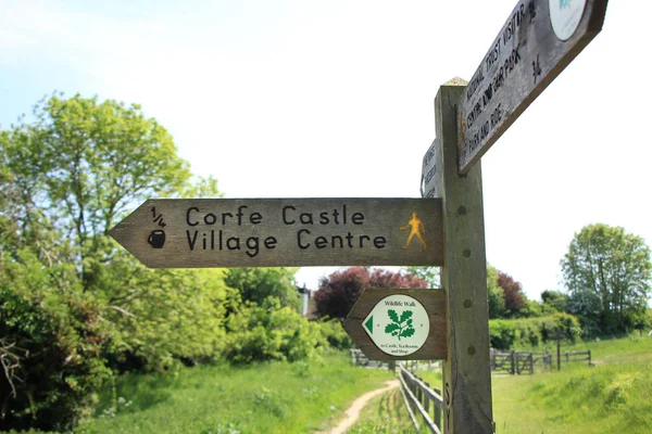 Placa de sinalizao em Corfe Castle, Condado de Dorset yok, Inglaterra.