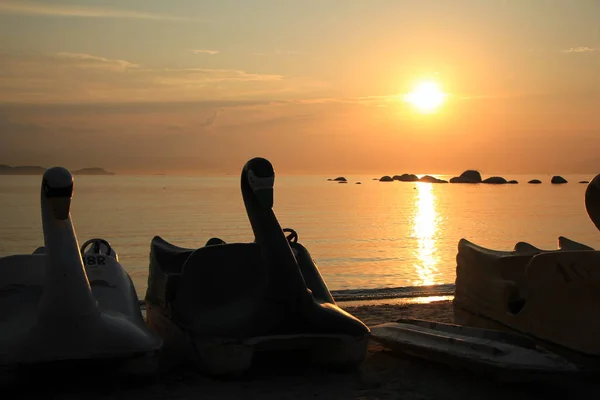 Pedalinhos ao por-do-sol na ilha de Paquet, Rio de Janeiro, Brezilya.