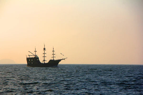 Silhueta de um barco ao por-do-sol