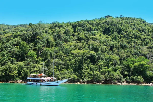 Escuna ancorada na costa verde, litoral fluminense