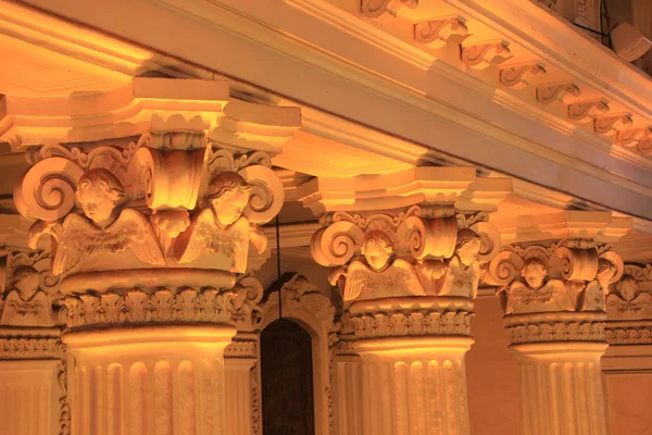 Melek ile klasik stil sütun