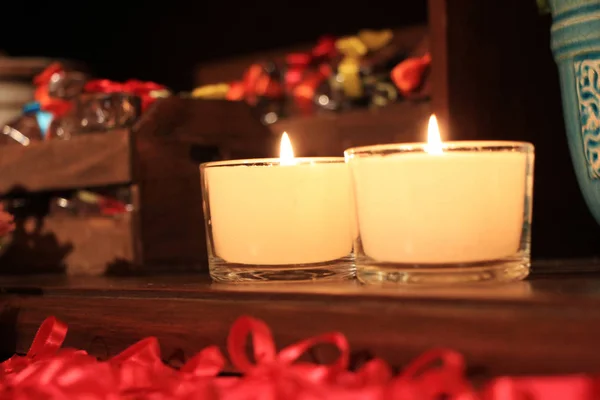 Kırmızı kurdeleli iki dekoratif Mum