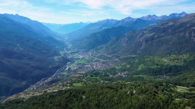 Central Dora Baltea Vadisi, Saint Vincent manzaralı.