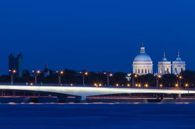 Akşam veya beyaz gece Saint Alexander Nevsky Lavra ve Saint Petersburg, Rusya Federasyonu Alexander Nevsky Bridge'de görüntülemek