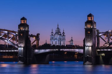 Bolsheokhtinsky veya Peter büyük Bridge Neva nehir ve Smolny katedral Sankt Petersburg, Rusya genelinde akşam veya gece göster