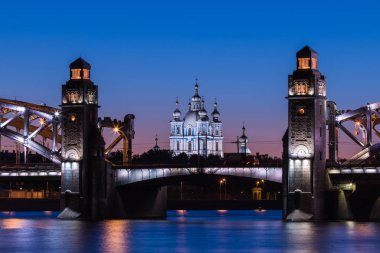 Bolsheokhtinsky veya Peter büyük Bridge Neva nehir ve Smolny katedral Sankt Petersburg, Rusya genelinde akşam veya gece göster