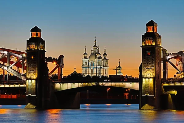 Bolsheokhtinsky やピーターの橋ネヴァ川 ロシア連邦 サンクトペテルブルクのスモーリヌイ聖堂の見る夕方やホワイト ナイト — ストック写真