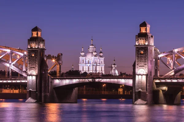 Bolsheokhtinsky やピーターの橋ネヴァ川 ロシア連邦 サンクトペテルブルクのスモーリヌイ聖堂の見る夕方や夜 — ストック写真