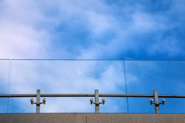 Görünümü ile engel çelik ve cam yukarı doğru gözlem güverte üzerinde 