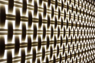 Kontrast kahverengi veya kırmızı geometrik desen arka plan veya doku. Öğeleri ve beyaz ışık satırlarında kare. Soyut phote benzer kumaş yapısı