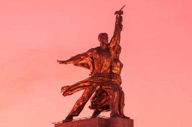 İşçi ve kolhoz kadın Moskova, Rusya heykel güneş zemin üzerine. Bir orak ve kafalarının üzerinde yükseltilmiş bir çekiç ile iki figür heykeli