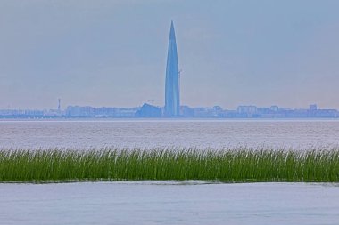 Fince Körfez bulutlu yaz günü Petersburg yakınındaki. Lahta merkezi scyscraper vinçler ile görünüm bir şehir builings
