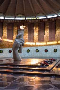 Volgograd, Rusya - 27 Haziran 2018: Mamayev Kurgan asker ihtişamıyla sonsuz alev, anıt Büyük Vatanseverlik Savaşı, İkinci Dünya Savaşı parçası ile salonu