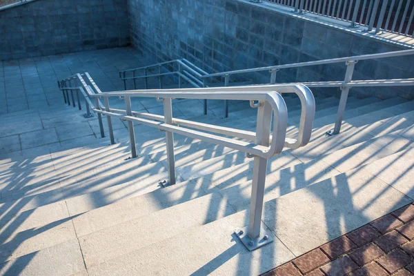 Güneşli bir gün çelik korkulukları ile modern kentsel taş merdiven