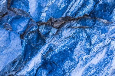 Arka plan veya taş ocağı veya açık döküm mermer duvar dokusu. Mermer taş ya da kaya yüzeyi