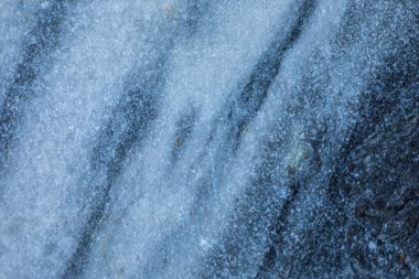 Arka plan veya taş ocağı veya açık döküm mermer duvar dokusu. Mermer taş ya da kaya yüzeyi